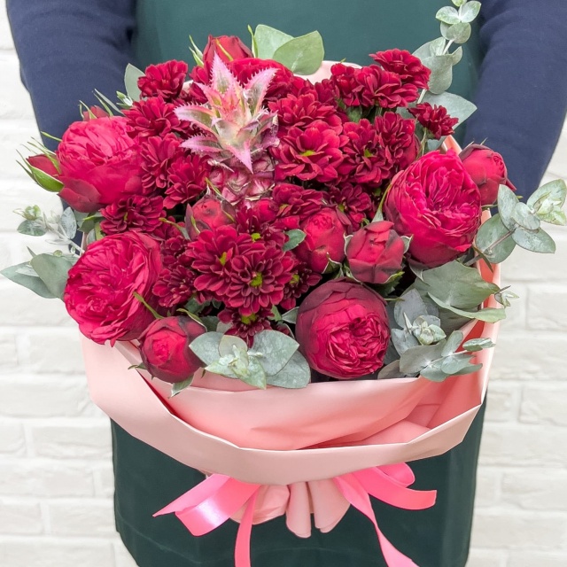 Букет из Ред Пиано, Кустовой Хризантемы и Ананаса «Таинственный остров»