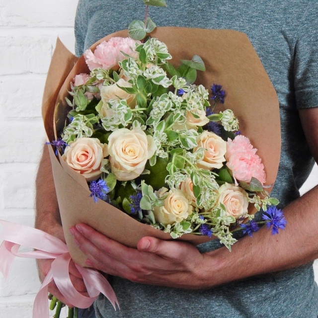 Букет из Розы, Диантуса и Васильков «Цветочная полянка»