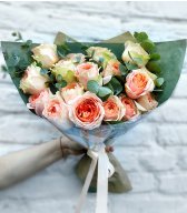 Букет пионовидной розы с эвкалиптом «Великолепной»