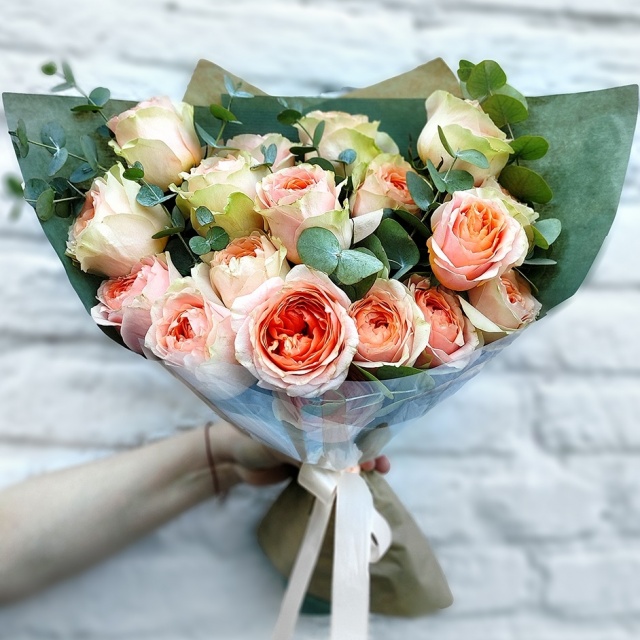 Букет из Пионовидной Розы с Эвкалиптом «Великолепной»