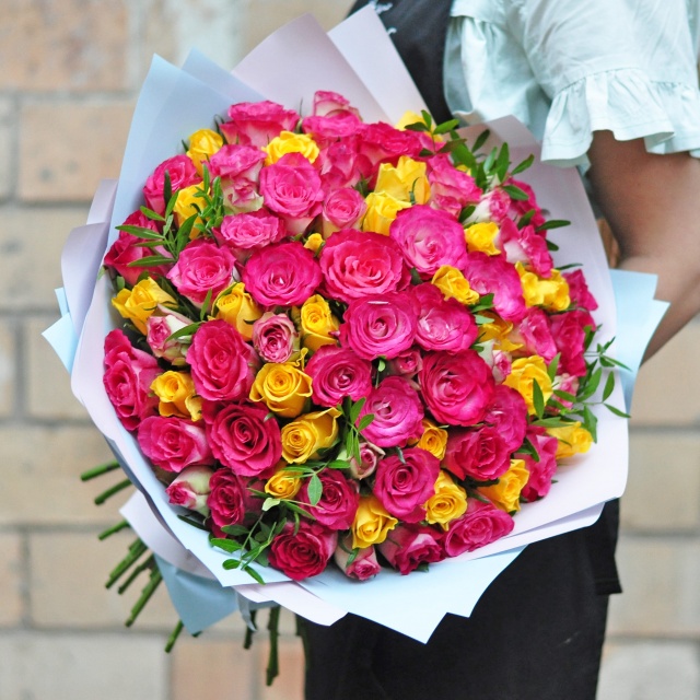Букет роз малиново-желтый «Яркой»