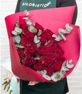 Букет красных кенийских роз с эвкалиптом «Лучшей»