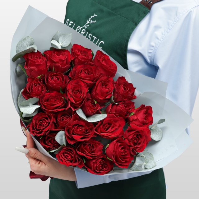 Букет красных кенийских роз с эвкалиптом «Лучшей»