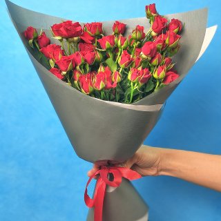 Букет красных кустовых роз 9 шт «Привлекательной»