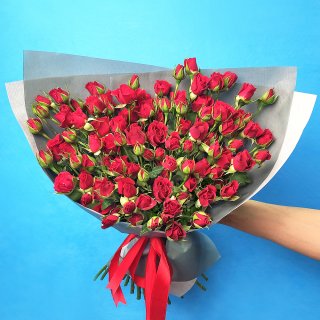 Букет кустовых роз 39 шт «Красная любовь»