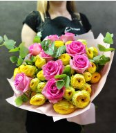 Букет из Розовой и Пионовидной кустовой розы «Лучи солнца»