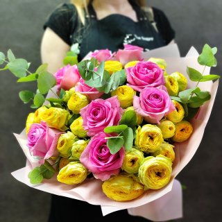 Букет из Розовой и Пионовидной кустовой розы «Лучи солнца»