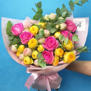 Букет из Российской Розы и Пионовидных Роз «Заботливой»
