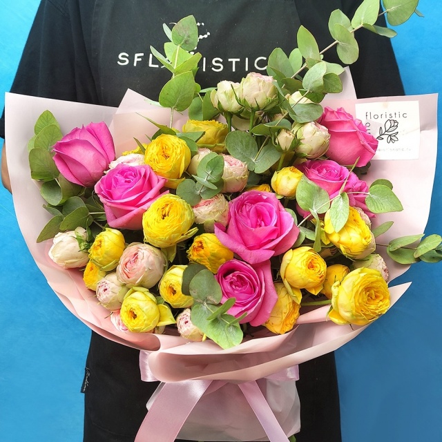 Букет из Российской Розы и Пионовидных Роз «Заботливой»