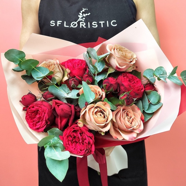 Букет роз Ред Пиано и Розы Капучино с эвкалиптом «Женственной» Букет роз Ред Пиано и Розы Капучино с эвкалиптом «Женственной»