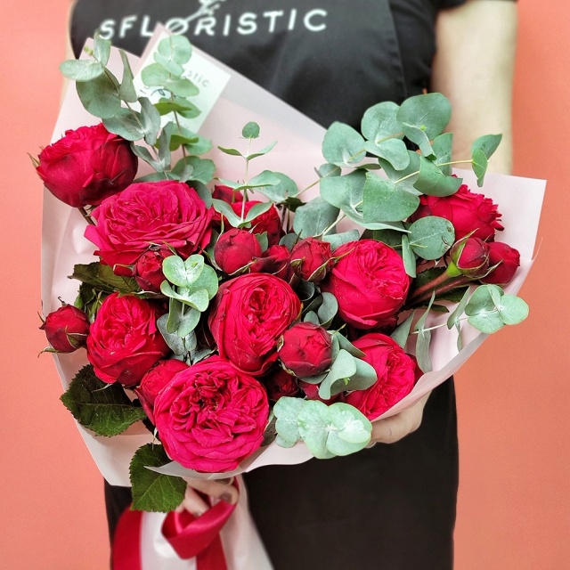 Букет из Роз Ред Пиано с Эвкалиптом «Шикарной»