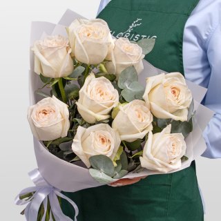 Букет из Розы Вайт ОХара с эвкалиптом «Кокетливой»