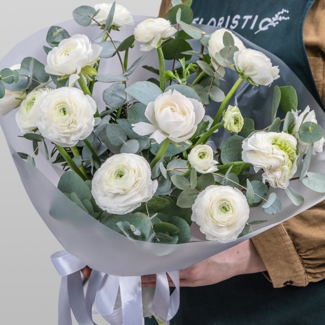 Букет из белых Ранункулюсов с Эвкалиптом «Прохлада»