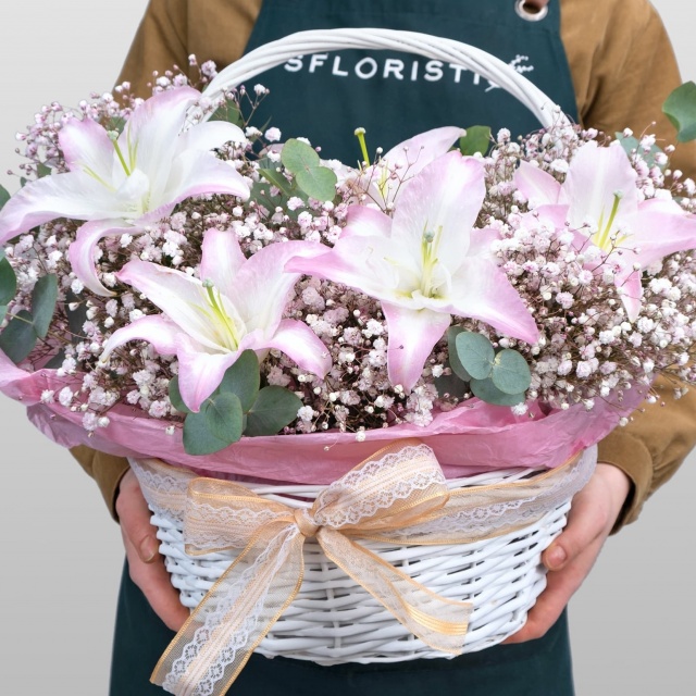 Корзина из Гипсофилы и Лилии в корзине «Дыханье ветра»