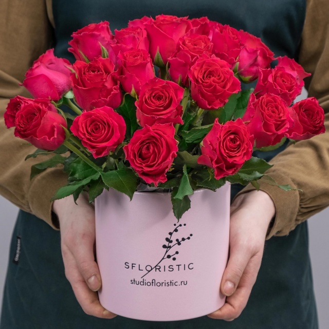 Композиция из малиновых Роз Кения 25 шт в шляпной коробке «Малинки»