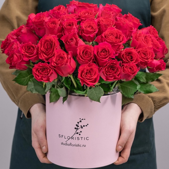 Композиция из малиновых Роз Кения 51 шт в шляпной коробке «Малиновый закат»