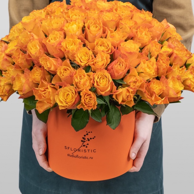 Композиция из оранжевых Роз Кения 101 шт в шляпной коробке «Спелый апельсин»