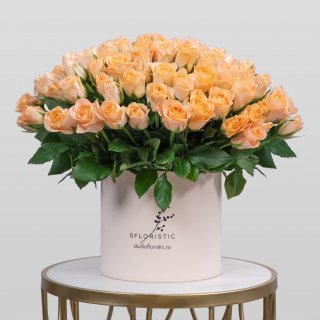 Роза Кения 101 шт в шляпной коробке «Персиковый сад»