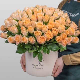Роза Кения 101 шт в шляпной коробке «Персиковый сад»