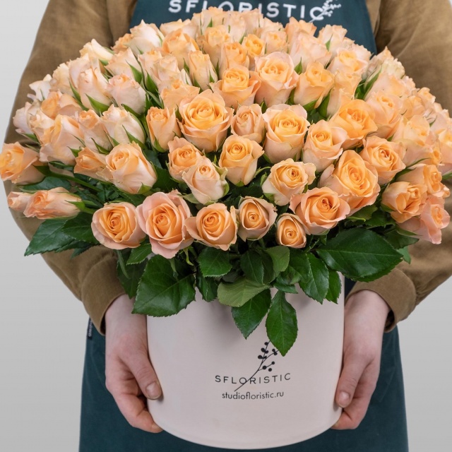 Композиция из Роз Кения 101 шт в шляпной коробке «Персиковый сад»