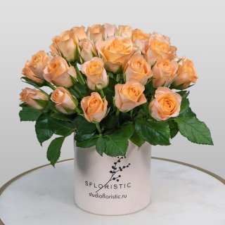 Роза Кения 25 шт в шляпной коробке «Сочный персик»