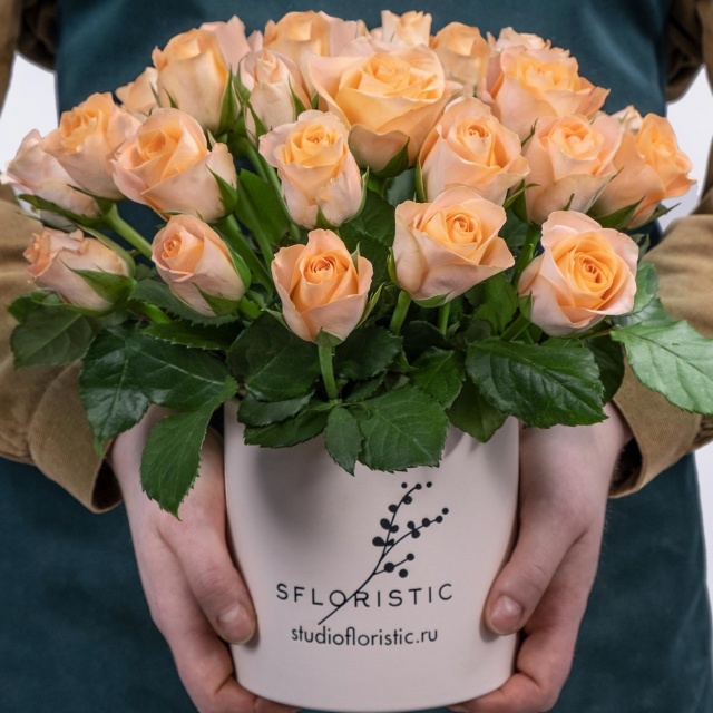 Композиция из Роз Кения 25 шт в шляпной коробке «Сочный персик»