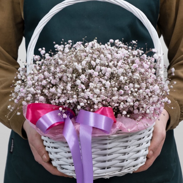 Композиция из розовых Гипсофил в корзине «Розовые облака» с доставкой по Москве