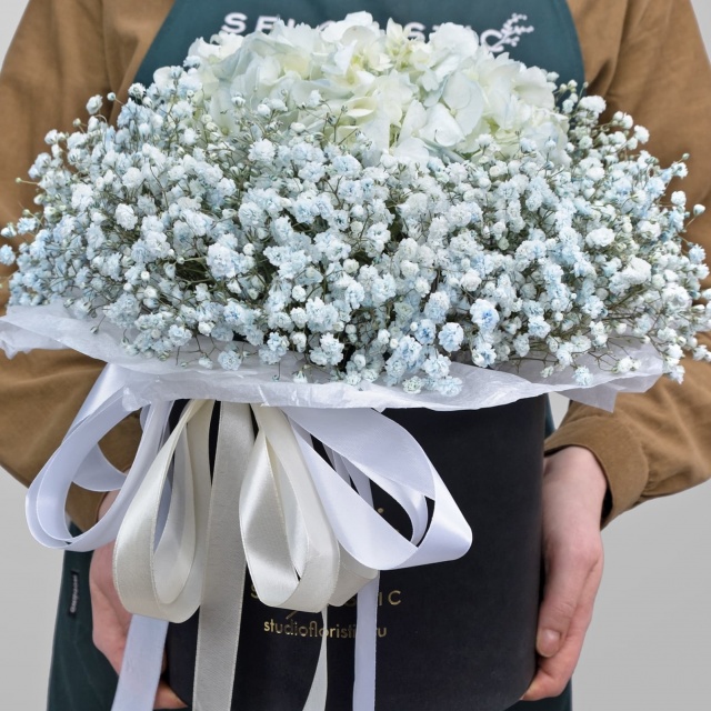 Композиция из Гипсофилы и Гортензии в шляпной коробке «Лазурный берег»