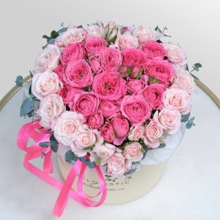Композиция из кустовой розы «Розовое сердце»