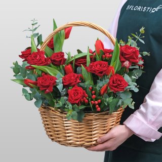 Композиция из роз и тюльпанов «Красная поляна»
