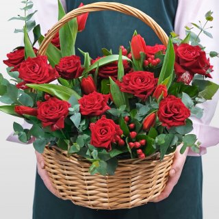 Композиция из роз и тюльпанов «Красная поляна»