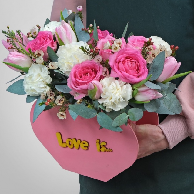 Композиция из Роз, Гвоздики и Тюльпанов в ящике «Любовь это»