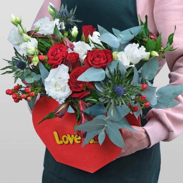 Композиция из Роз и Альстромерии в ящике «Любовь с первого взгляда»