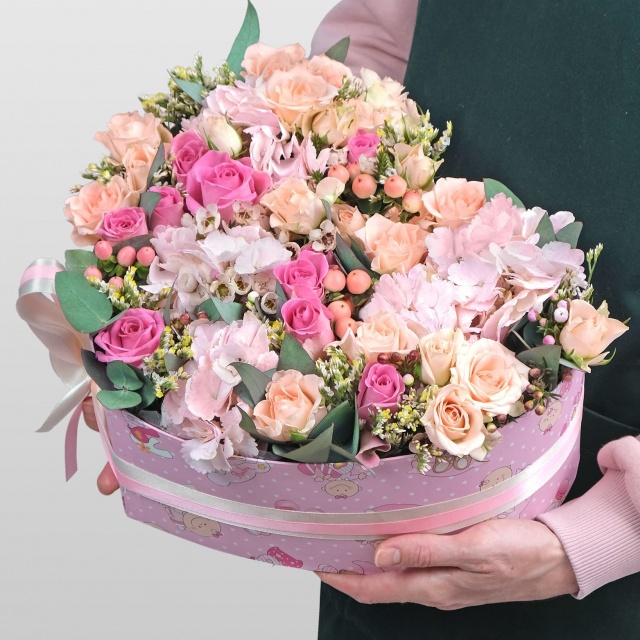 Композиция из Роз и Гортензии в коробке-сердце «Единственной»