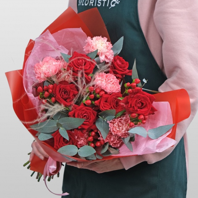 Букет из Роз и Гвоздики «Трогательной»