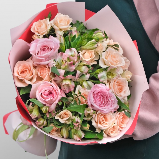 Букет из Альстромерии и кустовых роз «Сказочной» Букет из Альстромерии и кустовых роз «Сказочной»