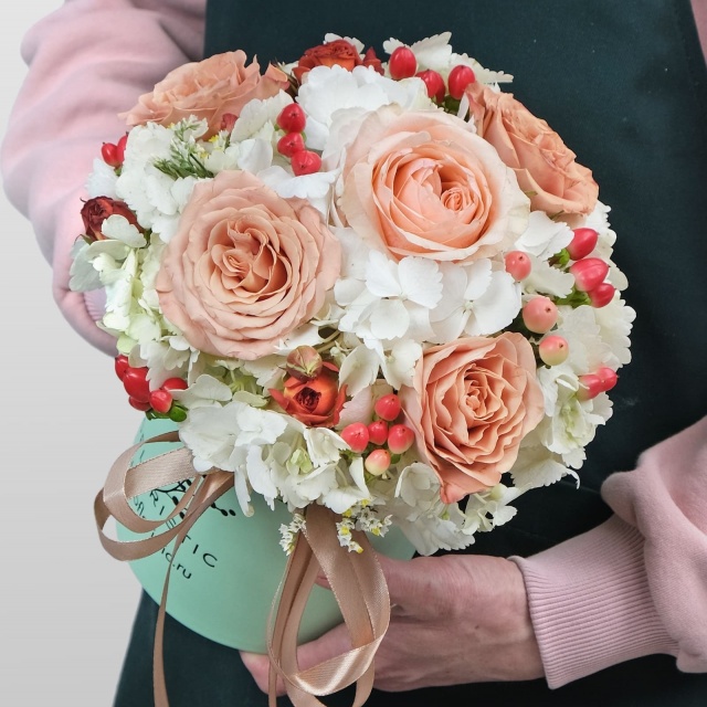 Композиция из Гортензии и Роз Капучино в шляпной коробке «Изумительной» Композиция из Гортензии и Роз Капучино в шляпной коробке «Изумительной»