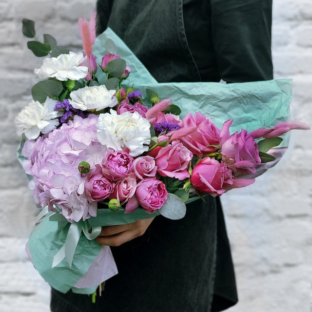 Букет из Гортензии, Розы России, Мистибаблс и Диантуса «Обольстительной»