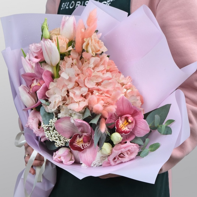 Букет из гортензии и кустовой розы «Игривой»