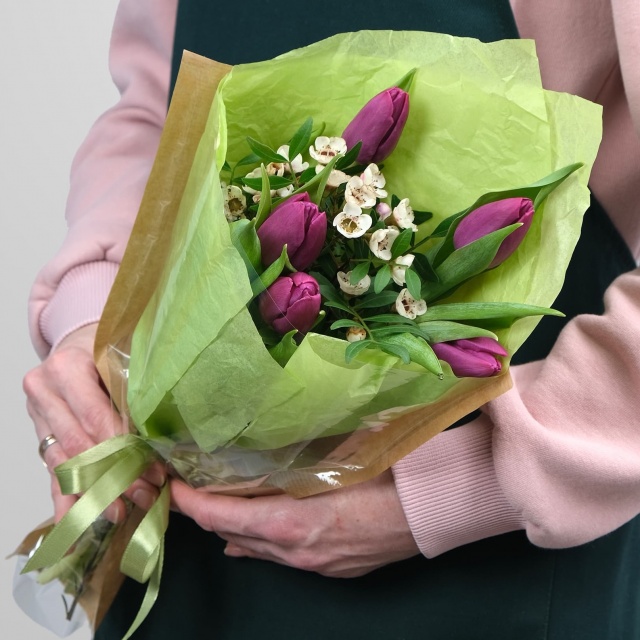 Букет из Тюльпанов и Хамелациума «Одурманивающей» Букет из Тюльпанов и Хамелациума «Одурманивающей»