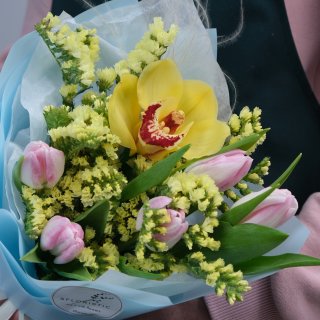 Букет из Орхидеи и Тюльпанов «Дружелюбной»