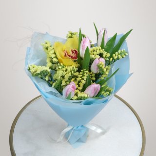 Букет из Орхидеи и Тюльпанов «Дружелюбной»