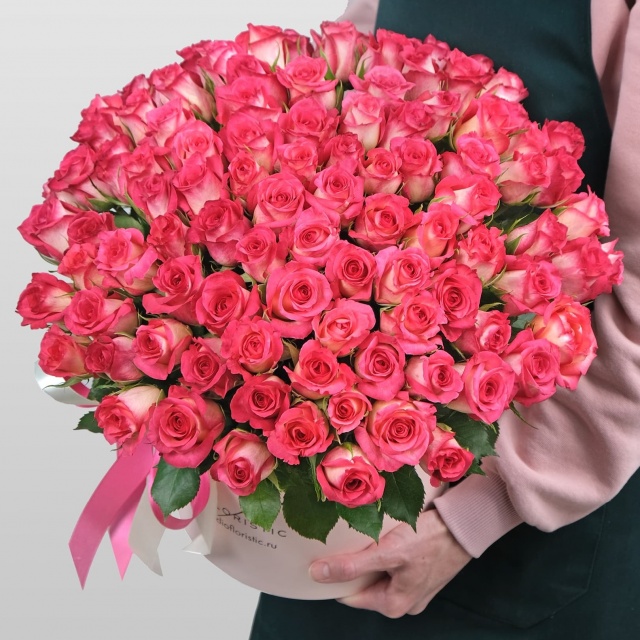 Композиция из розовых Роз Кения 101 шт в шляпной коробке «Божественной»