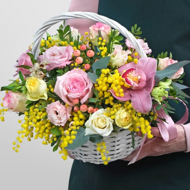 Композиция из Орхидеи, Мимозы и Роз в корзине «Умопомрачительной»