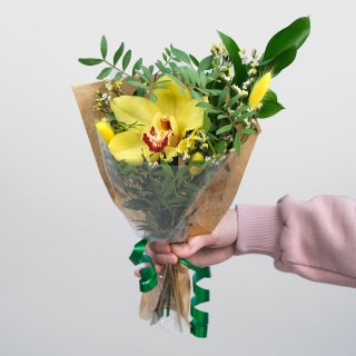 Букет из Орхидеи и Рускуса «Яркое солнышко»