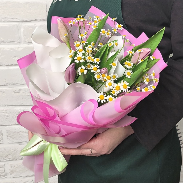 Букет из Тюльпанов и Матрикарии «Юная Любовь»