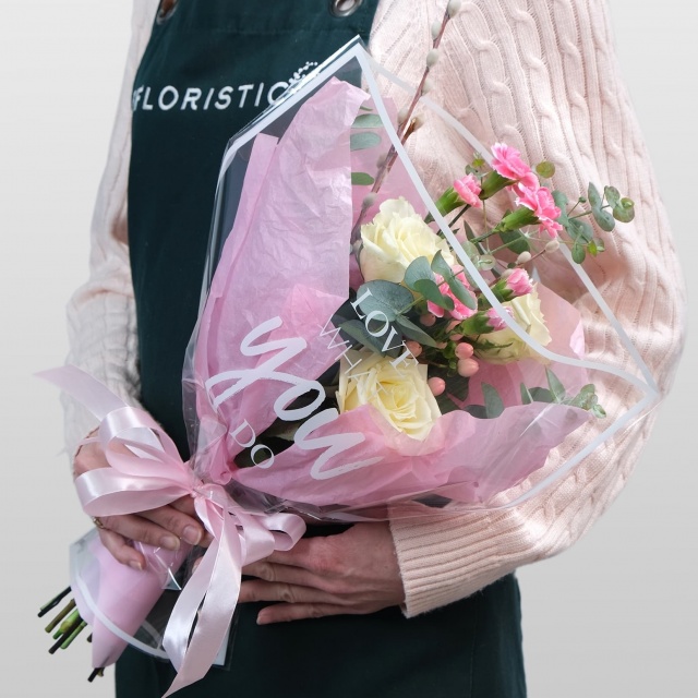 Букет из Роз, Гиперикума и Гвоздики «Королева Весна»