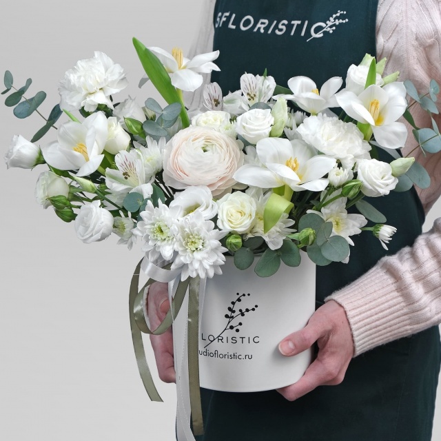 Композиция из Ранункулюса, Тюльпана и Эустомы в шляпной коробке «Белое Очарование»