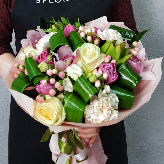 Букет из Тюльпанов, Гвоздики и Орхидей «Лукошко» Букет из Тюльпанов, Гвоздики и Орхидей «Лукошко»