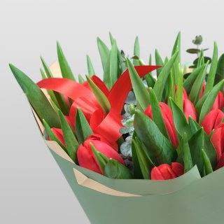 Букет Тюльпанов 25 шт с эвкалиптом «Страстная Любовь»